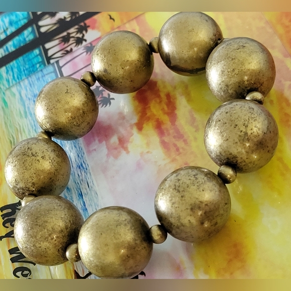 Chunky gold beaded stretch bracelet - Picture 3 of 6